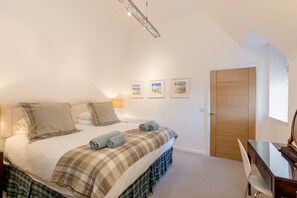 City Apartment (2 Bedrooms) | 2 bedrooms, iron/ironing board, travel cot, bed sheets - 429 - New Town Hide Away With Parking (Edinburgh)
