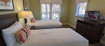 cottage sleeps 6-10 -  incluudes both 2 bedroom and 1 bedroom in unuit