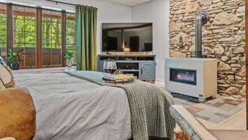 2 sovrum, skrivbord, strykjärn/strykbräda och barnsängar