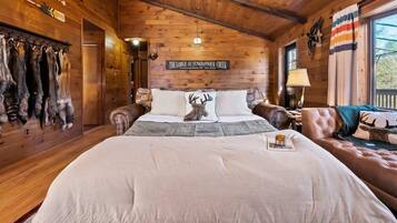 2 slaapkamers, een bureau, een strijkplank/strijkijzer, babybedden