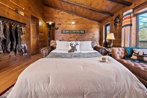 2 slaapkamers, een bureau, een strijkplank/strijkijzer, babybedden