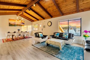 TV, fireplace, books - Coastal Retreat - 3,000 sqft, Pets Ok, Walk 2 Beach & Tidepools, Surf, see Seals (Moss Beach)