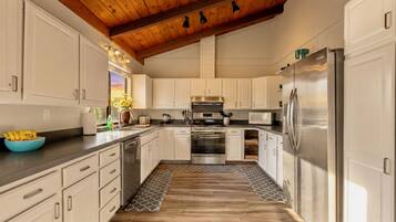 Cookware/dishes/utensils, dining tables