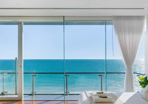 Henley Beachfront Luxury Home With Private Pool, Spa And Sauna!