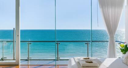 Henley Beachfront Luxury Home With Private Pool, Spa And Sauna!