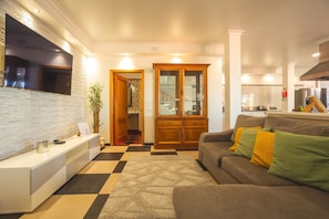 Smart TV, fireplace