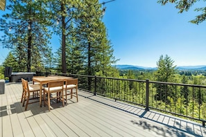 Outdoor dining - Hot Tub, Mountain Views & Family Retreat near Schweitzer (Bonner County)