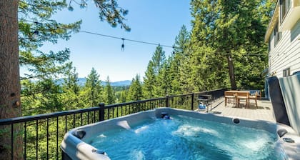 Hot Tub, Mountain Views & Family Retreat near Schweitzer