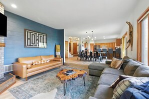 Smart TV, video games, books, offices - Hot Tub, Mountain Views & Family Retreat near Schweitzer (Bonner County)