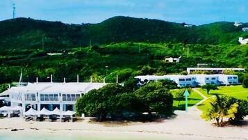 Sulla spiaggia, lettini da mare, teli da spiaggia
