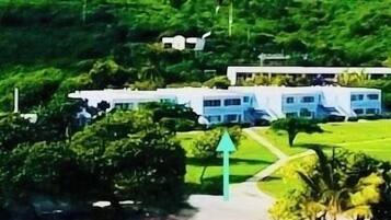 Sulla spiaggia, lettini da mare, teli da spiaggia