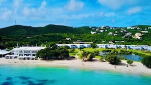 Na praia, espreguiçadeiras, toalhas de praia