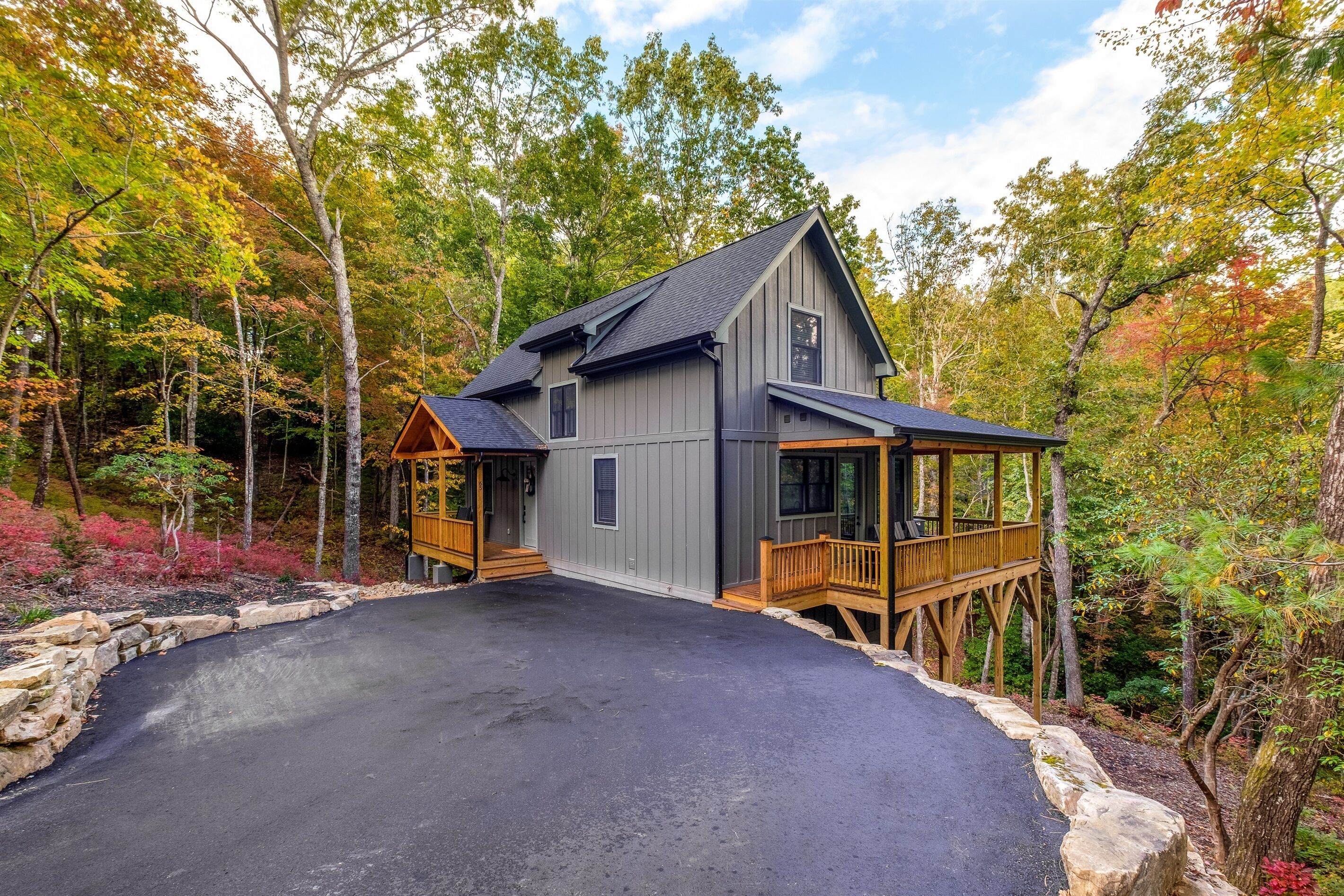 *NEW* Modern Mountain Retreat - Golf-Pickleball-Lakes-Hike-Bike
