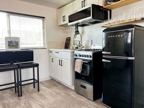 Fridge, microwave, oven, stovetop - *Tiny Home *EV Charger *BBQ *Pet Friendly *Firepit (Prescott)