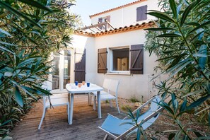 تناول الطعام بالخارج