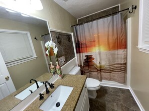 مجففات شعر، مناشف، صابون، ورق حمّام