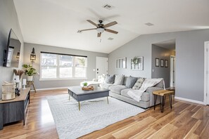 Smart TV, books - Beaver Lake Getaway-15 min from downtown Rogers with HOT TUB! (Rogers)