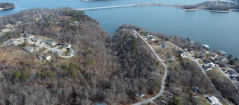 Beaver Lake Getaway-15 min from downtown Rogers with HOT TUB!
