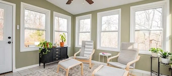 Beaver Lake Getaway-15 min from downtown Rogers with HOT TUB!