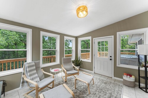 Beaver Lake Getaway-15 min from downtown Rogers with HOT TUB!