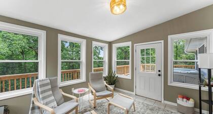 Beaver Lake Getaway-15 min from downtown Rogers with HOT TUB!