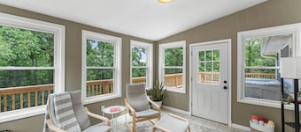 Beaver Lake Getaway-15 min from downtown Rogers with HOT TUB!