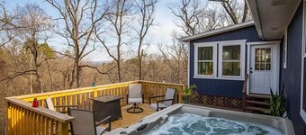 Beaver Lake Getaway-15 min from downtown Rogers with HOT TUB!