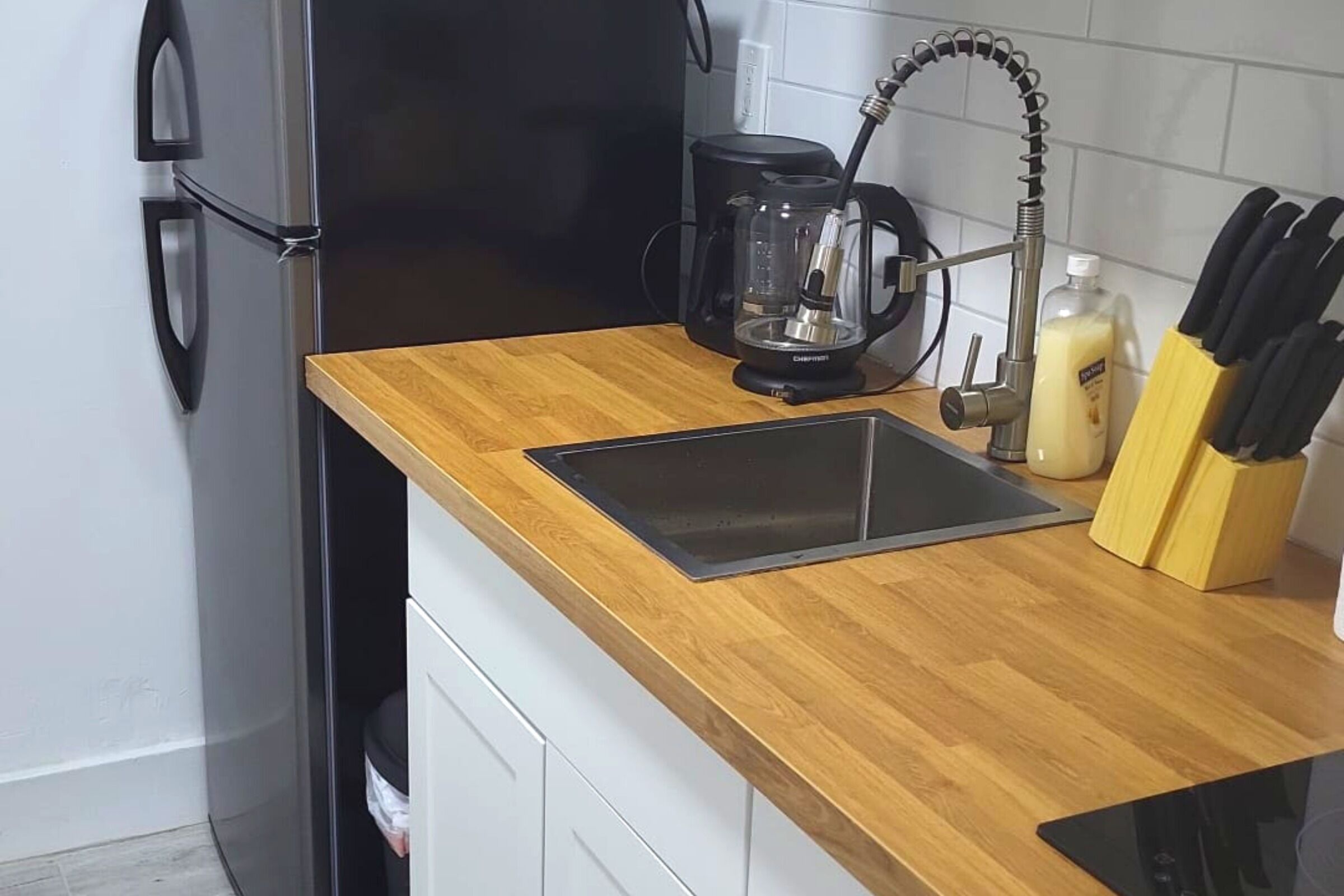 Geladeira, micro-ondas, cooktop, cafeteira/chaleira