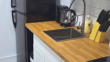 Geladeira, micro-ondas, cooktop, cafeteira/chaleira