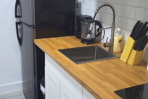 Kühlschrank, Mikrowelle, Herdplatte, Wasserkocher mit Kaffee-/Teezubehör