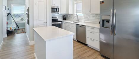 Køleskab, mikrobølgeovn, ovn, kogeplade