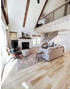 Een smart-tv, een open haard en boeken