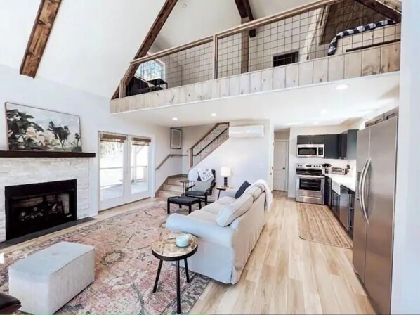 Een smart-tv, een open haard en boeken