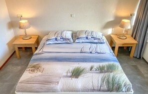 2 bedrooms, travel crib, free WiFi