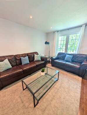 Living area - Henley House | 8 ppl | Patio & Firetable | Near Rowing, Brock, Beach, NHS (St. Catharines)
