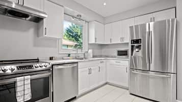 Kühlschrank, Mikrowelle, Ofen, Herdplatte