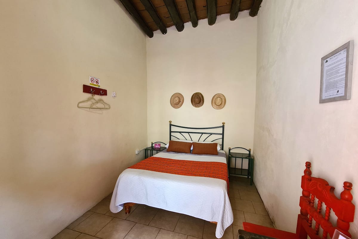 1 habitación, cubrecamas, decoración personalizada y muebles diferentes