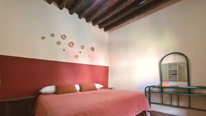 Habitación básica, 1 cama doble, vista al jardín | Copriletto in piuma, Wi-Fi gratuito, con stile personalizzato