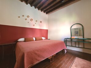 Habitación básica, 1 cama doble, vista al jardín | Down comforters, individually decorated, individually furnished - Hostal Iká (Chihuahua)