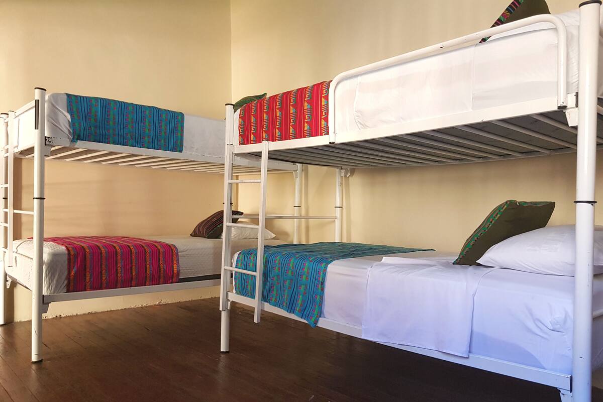 Dormitorio compartido económico | Edredones de plumas, wifi gratis, decoración individual