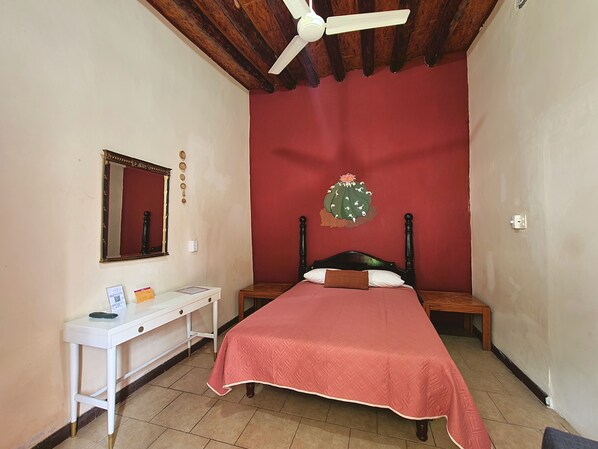 Habitación básica, Varias camas, vista al jardín | Down comforters, individually decorated, individually furnished - Hostal Iká (Chihuahua)