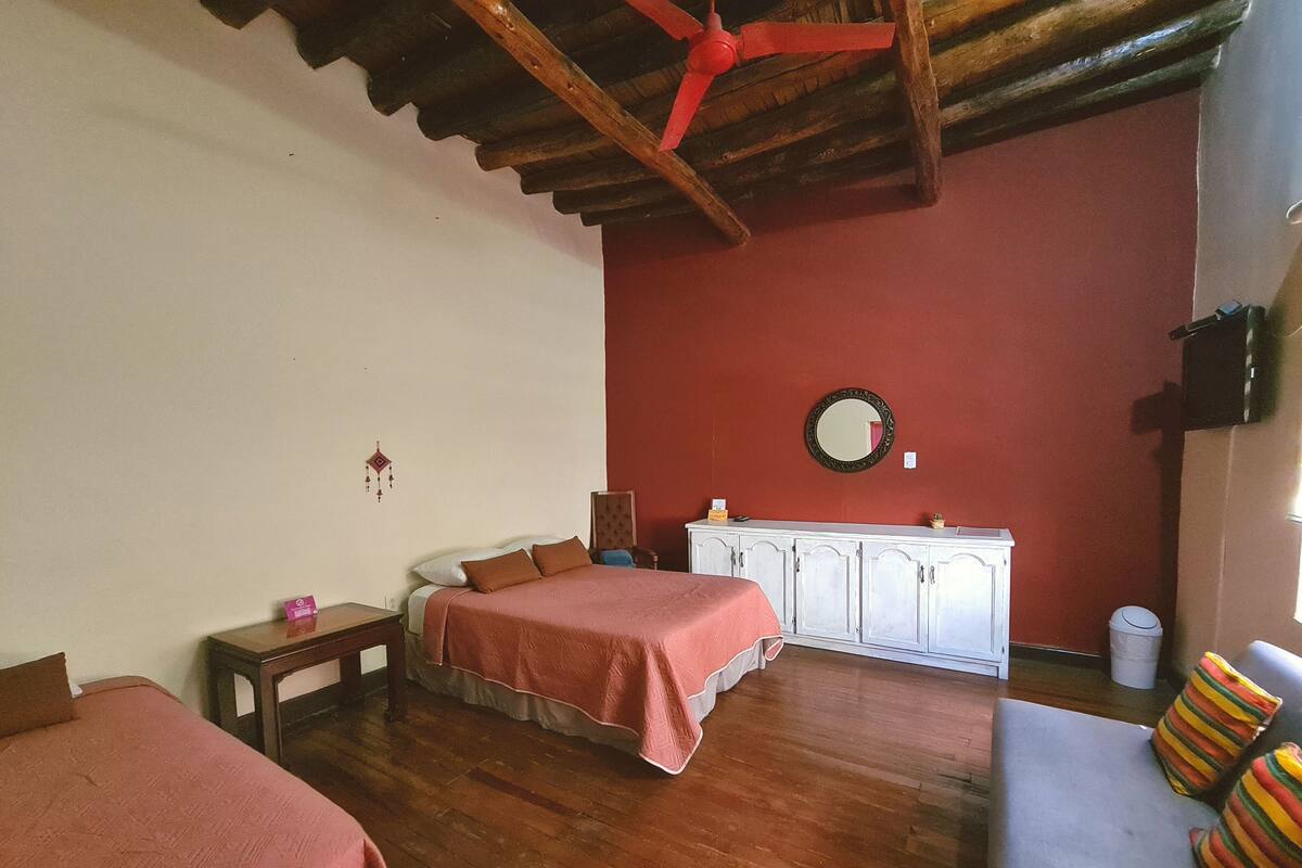 Habitación básica, 2 camas dobles, vista al jardín | Edredones de plumas, wifi gratis, decoración individual