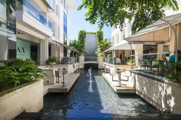 Una piscina al aire libre