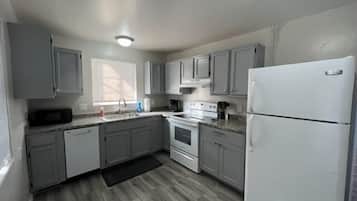 Frigorífico, microondas, horno y placa de cocina