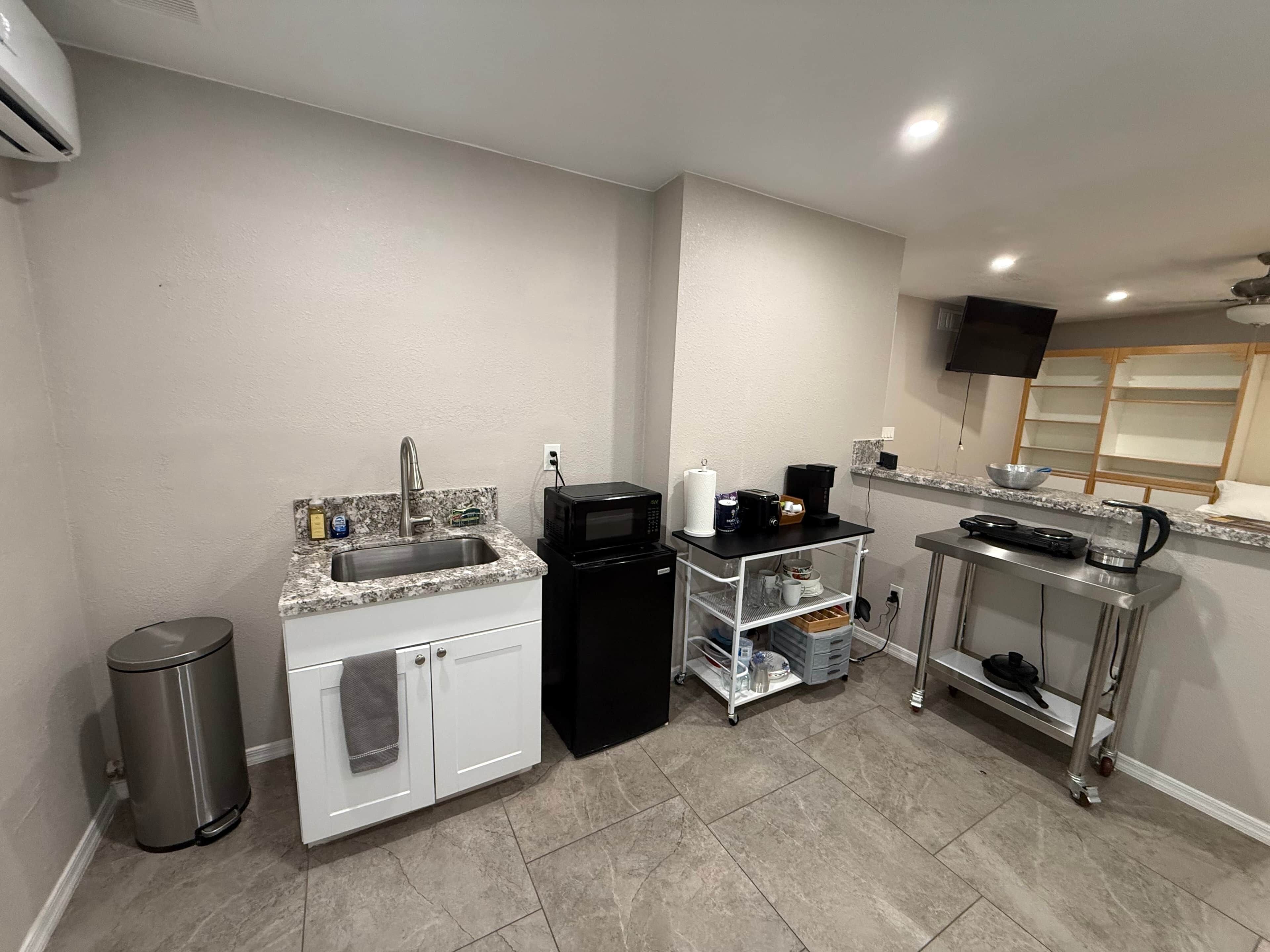 Kühlschrank, Mikrowelle, Toaster, Kochgeschirr/Geschirr/Besteck