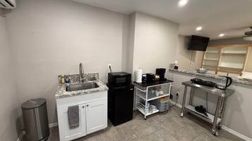 Kühlschrank, Mikrowelle, Toaster, Kochgeschirr/Geschirr/Besteck