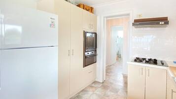 Køleskab, mikrobølgeovn, ovn, kogeplade