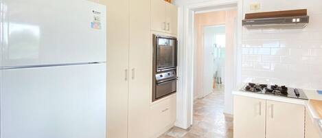 Frigorífico, microondas, horno y placa de cocina