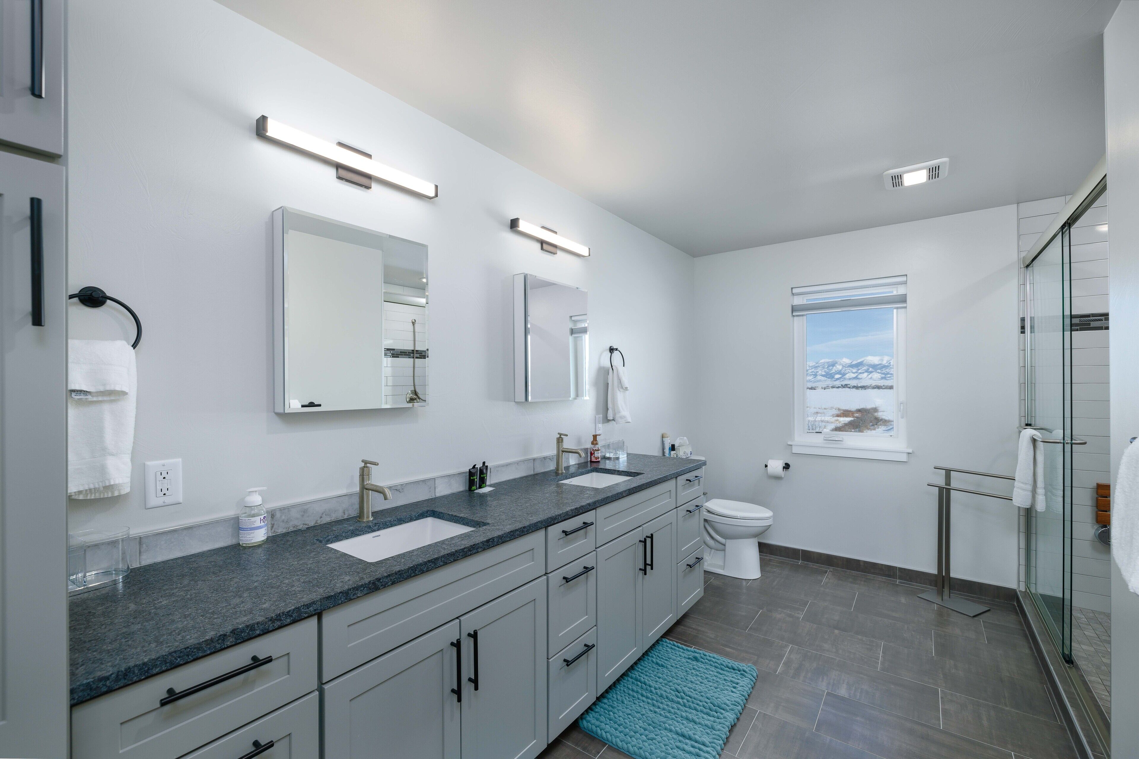 Combined shower/bathtub, hair dryer, towels