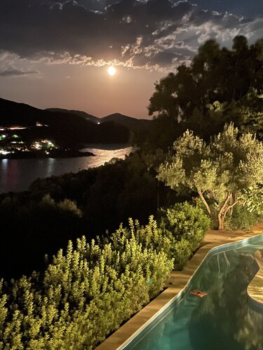 Stylish Villa with large swimming pool, great sea views, fully airconditioned